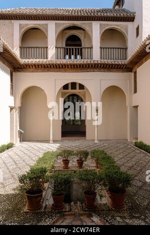 Photo verticale du Palacio de Dar al-Horra à Grenade Banque D'Images