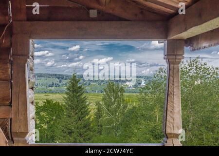 Une église construite à partir de grumes. Vue sur le monastère depuis la galerie en bois. Architecture du XVIIIe siècle. Ville provinciale de Borovsk en Russie. Banque D'Images