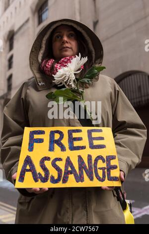 Londres, Royaume-Uni. 28 septembre 2020. Un partisan de Julian Assange devant la cour criminelle centrale d'Old Bailey. Le procès d'extradition de Julian Assange, fondateur de Wikileaks, est actuellement entendu à l'intérieur. Credit: Stephen Chung / Alamy Live News Banque D'Images