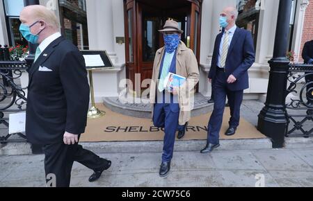 L'ambassadeur des États-Unis en Irlande Edward F. Crawford (à gauche) et l'envoyé spécial des États-Unis pour l'Irlande du Nord Michael Mulvaney (au centre) quittent l'hôtel Shelbourne à Dublin dans le cadre d'une journée d'engagements avec les politiciens et les médias. Banque D'Images