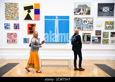 NOTE AUX ÉDITEURS. POUR UTILISATION DANS LE CADRE DE L'EXPOSITION UNIQUEMENT. Les membres du public regardent diverses œuvres d'art à un avant-goût de l'exposition « summer » à la Royal Academy of Arts de Londres. La 252e exposition d'été a été reportée en raison de la pandémie du coronavirus et aura lieu à l'automne pour la première fois. Banque D'Images