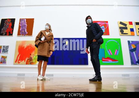 NOTE AUX ÉDITEURS. POUR UTILISATION DANS LE CADRE DE L'EXPOSITION UNIQUEMENT. Les membres du public regardent diverses œuvres d'art à un avant-goût de l'exposition « summer » à la Royal Academy of Arts de Londres. La 252e exposition d'été a été reportée en raison de la pandémie du coronavirus et aura lieu à l'automne pour la première fois. Banque D'Images