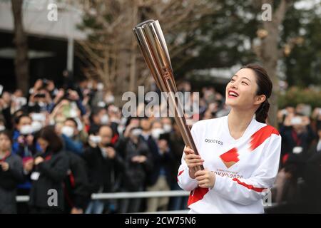 Tokyo, Japon. La route et le calendrier du relais de la torche pour les Jeux olympiques et paralympiques de Tokyo reportés resteront comme prévu à l'origine. 28 septembre 2020. La photo du dossier prise le 15 février 2020 montre que l'ambassadeur officiel du relais de la flamme de Tokyo 2020, Ishihara Satomi (C), réagit lors de la répétition du relais de la flamme à Hamura, Tokyo, Japon. La route et le calendrier du relais de la torche pour les Jeux Olympiques et Paralympiques de Tokyo reportés resteront comme prévu à l'origine, ont annoncé les organisateurs de Tokyo 2020 le 28 septembre 2020. Credit: Du Xiaoyi/Xinhua/Alay Live News Banque D'Images