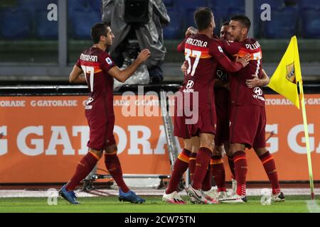 Rome, Italie. 28 septembre 2020. ALORS que les joueurs roms célèbrent Jordan Veretout (Roma) après qu'il a participé au match de la série A TIM entre AS Roma et Juventus FC Roma au Stadio Olimpico le 27 septembre 2020 à Rome, en Italie.AS Roma et Juventus FC Draw par 2-2 au deuxième tour de la série A 2020/2021 (Photo de Giuseppe Fama/Pacific Press) crédit: Pacific Press Media production Corp./Alay Live News Banque D'Images