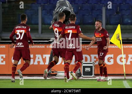 Rome, Italie. 28 septembre 2020. ALORS que les joueurs roms célèbrent Jordan Veretout (Roma) après qu'il a participé au match de la série A TIM entre AS Roma et Juventus FC Roma au Stadio Olimpico le 27 septembre 2020 à Rome, en Italie.AS Roma et Juventus FC Draw par 2-2 au deuxième tour de la série A 2020/2021 (Photo de Giuseppe Fama/Pacific Press) crédit: Pacific Press Media production Corp./Alay Live News Banque D'Images