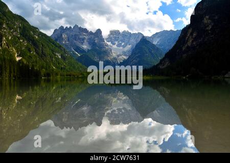 montagne sur le lac miroir (dolomiti - san candido - monte cristallo - lac landro - trentin - haut-adige - italie - europa) Banque D'Images