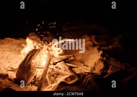 Feu de joie sur la plage de l'île de Sumbawa. Photo de haute qualité. Banque D'Images