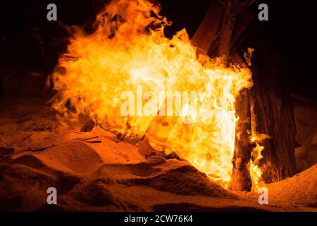 Feu de joie sur la plage de l'île de Sumbawa. Photo de haute qualité. Banque D'Images