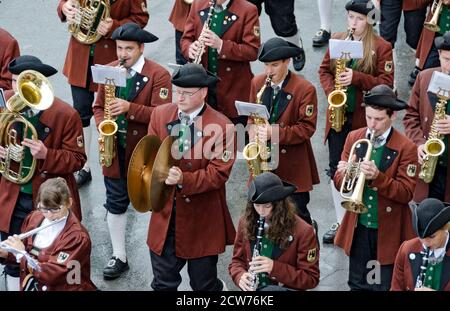 Musicband Unlingen au festival procession en célébration de 200 ans du groupe en costumes traditionnels Maria Luggau, Carinthie, Autriche Banque D'Images