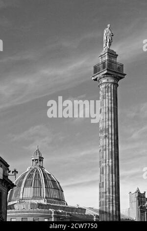 Une statue de Charles Earl Grey se dresse fièrement au sommet du Gray's Monument à Newcastle, Tyne and Wear, avec le dôme du Monument Mall à l'arrière-plan Banque D'Images