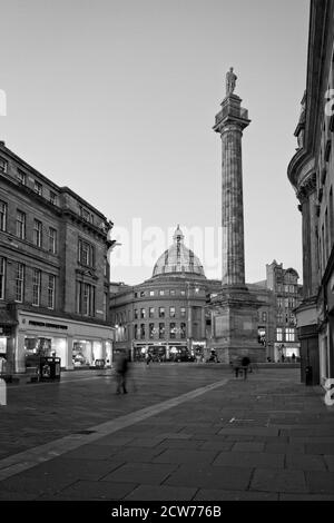 Gray's Monument capturé de Grainger Street dans le centre-ville de Newcastle upon Tyne, Tyne and Wear, Royaume-Uni Banque D'Images