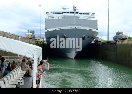 Canal de Panama - Canal de Panama - navire marchand avec Remorquage de locomotives dans les écluses de Gatun Banque D'Images