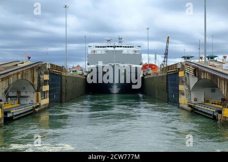 Canal de Panama - Canal de Panama - passage d'un navire marchand Par les verrous Gatun Banque D'Images