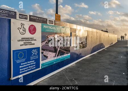 Un panneau montrant le financement de la Loterie nationale et du Fonds européen de développement régional pour un nouveau Centre maritime à Porthcawl, au sud du pays de Galles, au Royaume-Uni Banque D'Images