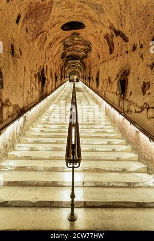 Steile Treppe zum Keller im Champagner Haus Pommery, Maison de Champagne Vranken-Pommery Reims, Champagne, Frankreich Banque D'Images