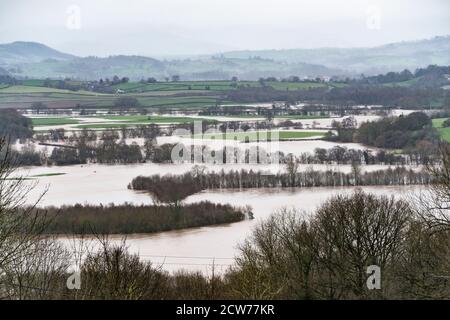 Vue sur la vallée de Wye à Clifford, Herefordshire, près de Hay-on-Wye, inondée par la rivière Wye à la suite de la tempête Dennis (16 février 2020) Banque D'Images