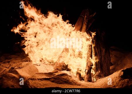 Feu de joie sur la plage de l'île de Sumbawa. Photo de haute qualité. Banque D'Images