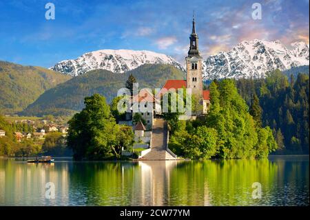 Assomption de l'église de pèlerinage de Marie au milieu de Lac Bled Slovénie au coucher du soleil Banque D'Images