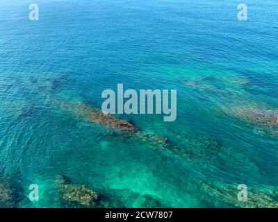 Eaux turquoise de la mer Adriatique. Mousse blanche marine sur la surface émeraude de l'océan. Rochers sous-marins et eaux claires de la mer Méditerranée Banque D'Images