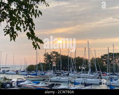 Bateaux amarrés au port de Wilmette, sur le lac Michigan, au lever du soleil au début de l'automne Banque D'Images