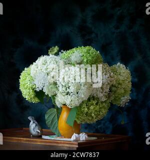 Encore la vie hortensia étude en vert et blanc avec l'argent oiseau Banque D'Images