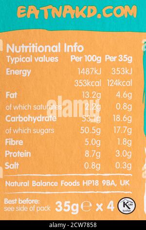 détail sur une boîte de fruits crus délicieux au caramel salé nakd et barres à noix - informations nutritionnelles Banque D'Images