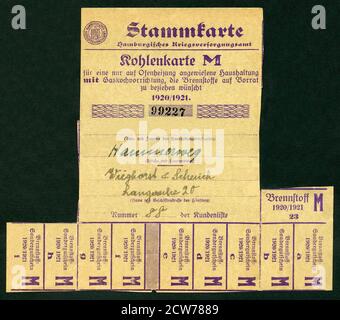 Europa, Deutschland, Hambourg, Zeit nach dem 1. Wartkrieg , Bezugsmarken für Kohle ( Stammkarte ) , herausgeben vom Hamburgischen Kriegssversorgungsamt, gültig 1920 , 1921 , Größe 16,5 cm x 14,5 cm , Motiv darf nur für journalistische oder wissenschaftliche Zwecgenke, Wistwerden. / Europe, Allemagne, Hambourg, temps après la première Guerre mondiale , timbres de rationnement du charbon , publié par le bureau de sécurité sociale de guerre de Hambourg, valide 1920, 1921, taille 16,5 cm x 14,5 cm , image seulement pour un usage journalistique ou académique, il n'y a pas de droits . Banque D'Images