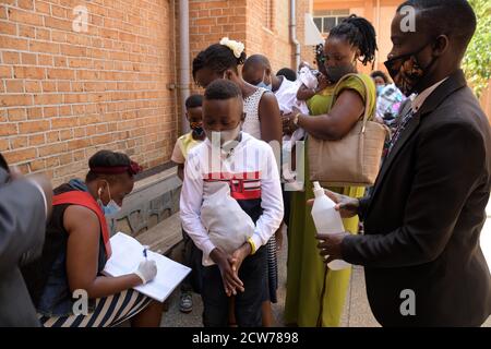 Kampala, Ouganda. 27 septembre 2020. Une femme enregistre les noms des personnes à la cathédrale de Lubaga à Kampala, en Ouganda, le 27 septembre 2020. Des milliers d'Ougandais trônèrent des lieux de culte dimanche après que le gouvernement a autorisé la réouverture des lieux de culte, car il facilite les restrictions de verrouillage de la COVID-19. Crédit: Nicholas Kajoba/Xinhua/Alamy Live News Banque D'Images