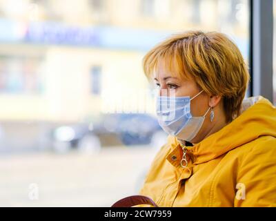 Moscou. Russie. 28 septembre 2020 des femmes dans un bus de ville. Sur le visage des passagers sont des masques de protection. Mesures de prévention contre le virus Banque D'Images