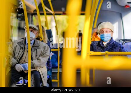 Moscou. Russie. 28 septembre 2020 des femmes dans un bus de ville. Sur le visage des passagers sont des masques de protection. Mesures de prévention contre le virus Banque D'Images