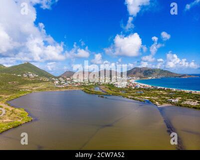 Grand angle, vue aérienne de drone de l'île des caraïbes de Saint Martin français Banque D'Images