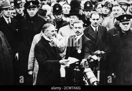 AÉRODROME DE HESTON, LONDRES - SEPTEMBRE 30 : Neville Chamberlain, Premier ministre britannique, arrive à l'aérodrome de Heston, Londres, après une rencontre avec Adolf Hitler, le 30 septembre 1938. Il agita un morceau de papier, déclarant que nous avons « la paix pour notre temps », cherchant à éviter la guerre en Europe, les dirigeants de Grande-Bretagne, de France et d'Italie signèrent le Pacte de Munich, acceptant les demandes d'Hitler et cédant la Tchécoslovaquie à l'Allemagne. Banque D'Images