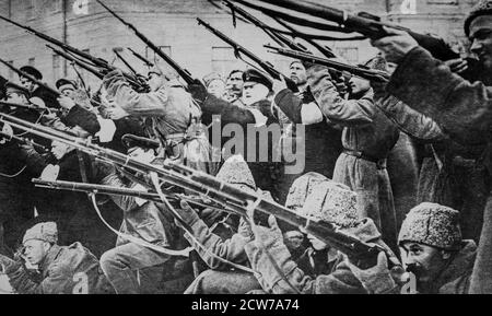 Révolution russe 1917 - Saint-Pétersbourg : des soldats et des étudiants bolcheviks tirent dans la perspective de Nevski, Petrograd (Leningrad) pendant la bataille entre les bolcheviks de Lénine et les partisans de Kerensky. Banque D'Images