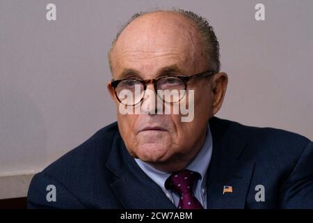 L'ancien maire Rudy Giuliani (républicain de New York, New York) regarde comme le président des États-Unis Donald J. Trump tient un briefing dans la salle Brady de la Maison Blanche à Washington, DC, le dimanche 27 septembre 2020. Crédit: Chris Kleponis/Pool via CNP/MediaPunch Banque D'Images