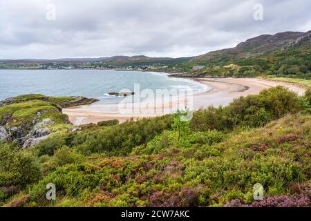 Vue sur la plage de Gairloch (Gaineamh Mhòr) vue vers le nord avec la ville côtière de Gairloch à distance - Gairloch, Wester Ross, région des Highlands, Écosse, Royaume-Uni Banque D'Images