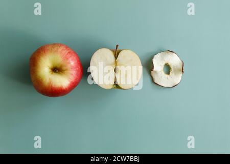 Chips de fruits de pommes. Des collations saines pour les personnes qui mènent un mode de vie sain. Banque D'Images