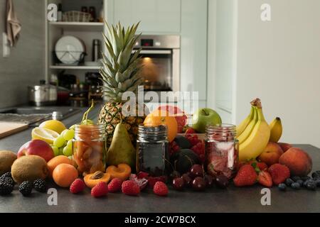 Fruits secs et chips de fruits avec les fruits frais dont ils sont faits. Nutrition alimentaire. Des collations naturelles et saines. Banque D'Images