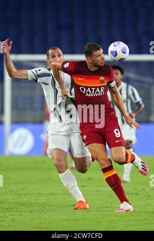 Giorgio Chiellini de Juventus (L) et Edin Dzeko de Roma (R) en action pendant le championnat italien Serie A football Match entre AS Roma et Juve Banque D'Images