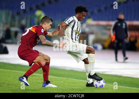 Gianluca Mancini de Roma (L) vies pour le ballon avec Juan Cuadrado de Juventus (R) pendant le championnat italien Serie Un match de football entre COMME RO Banque D'Images