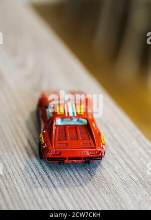 POZNAN, POLOGNE - 26 octobre 2016: Bburago rouge jouet voiture de sport sur une table en bois Banque D'Images