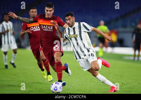 Gianluca Mancini de Roma (L) vies pour le ballon avec Gianluca Frabota de Juventus (R) pendant le championnat italien Serie Un match de football entre UN Banque D'Images