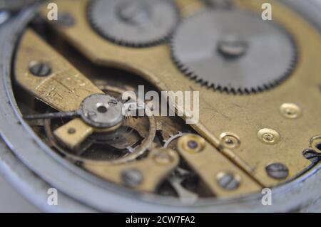 Montre de poche. Mécanisme de montre de poche vintage, avec arrière ouvert avec toutes les machines exposées, zoom photo, Brésil, Amérique du Sud Banque D'Images