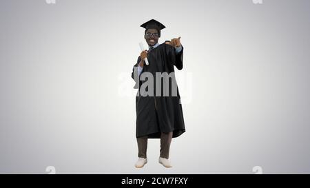 Un homme afro-américain enthousiaste à l'idée de lever son diplôme Banque D'Images