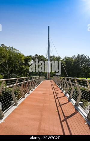 Pontypridd, pays de Galles - septembre 2020 : nouvelle passerelle au-dessus de la rivière Taff vers le parc public de Pontypridd depuis le développement de Taff Vale dans la ville Banque D'Images