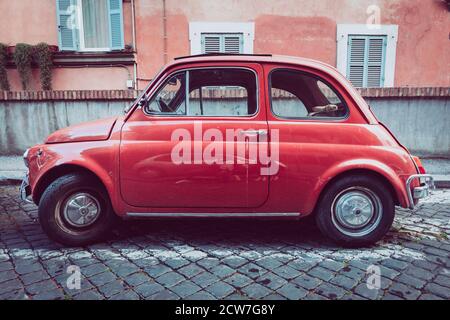 Ancienne voiture italienne compacte Fiat 500 Cinquecento garée dans le ...