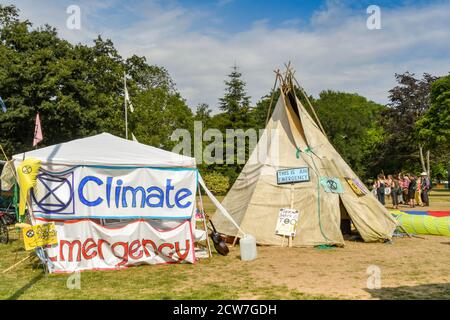 Cardiff, pays de Galles - juillet 2019 : camp de fortune avec stands et tipi mis en place pour la manifestation d'urgence climatique par extinction rébellion à Cardiff Banque D'Images