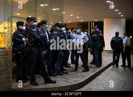 Hong Kong, Chine. 28 septembre 2020. HONG KONG, HONG KONG SAR, CHINE : 28 SEPTEMBRE 2019. La police se rassemble prêt à entrer dans le centre commercial.à l'occasion du 6ème anniversaire du mouvement Parapluie, seul un très petit nombre de personnes ont choisi de protester. L'introduction de la loi sur la sécurité nationale a créé une atmosphère de peur qui réduit les activités de protestation. Ceux qui souhaitent protester se sont rassemblés dans le centre commercial Pacific place plutôt que dans les bureaux du gouvernement d'Admiralty. La police arrive et la presse à bouilloire et les acheteurs mènent à des arrestations. Alamy Live News/Jayne Russell Credit: Jayne Russell/Alamy Live News Banque D'Images