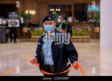 Hong Kong, Chine. 28 septembre 2020. HONG KONG, HONG KONG SAR, CHINE : 28 SEPTEMBRE 2019. La police entre dans le centre commercial et de commencer l'arrêt et les recherches.à l'occasion du 6ème anniversaire du mouvement Parapluie, seul un très petit nombre de personnes ont choisi de protester. L'introduction de la loi sur la sécurité nationale a créé une atmosphère de peur qui réduit les activités de protestation. Ceux qui souhaitent protester se sont rassemblés dans le centre commercial Pacific place plutôt que dans les bureaux du gouvernement d'Admiralty. La police arrive et la presse à bouilloire et les acheteurs mènent à des arrestations. Alamy Live News/Jayne Russell Credit: Jayne Russell/Alamy Live News Banque D'Images