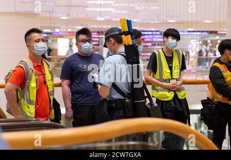Hong Kong, Chine. 28 septembre 2020. HONG KONG, HONG KONG SAR, CHINE : 28 SEPTEMBRE 2019. La police entre dans le centre commercial et de commencer l'arrêt et les recherches.à l'occasion du 6ème anniversaire du mouvement Parapluie, seul un très petit nombre de personnes ont choisi de protester. L'introduction de la loi sur la sécurité nationale a créé une atmosphère de peur qui réduit les activités de protestation. Ceux qui souhaitent protester se sont rassemblés dans le centre commercial Pacific place plutôt que dans les bureaux du gouvernement d'Admiralty. La police arrive et la presse à bouilloire et les acheteurs mènent à des arrestations. Alamy Live News/Jayne Russell Credit: Jayne Russell/Alamy Live News Banque D'Images