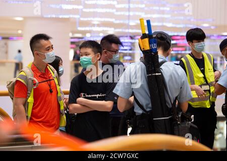 Hong Kong, Chine. 28 septembre 2020. HONG KONG, HONG KONG SAR, CHINE : 28 SEPTEMBRE 2019. La police entre dans le centre commercial et de commencer l'arrêt et les recherches.à l'occasion du 6ème anniversaire du mouvement Parapluie, seul un très petit nombre de personnes ont choisi de protester. L'introduction de la loi sur la sécurité nationale a créé une atmosphère de peur qui réduit les activités de protestation. Ceux qui souhaitent protester se sont rassemblés dans le centre commercial Pacific place plutôt que dans les bureaux du gouvernement d'Admiralty. La police arrive et la presse à bouilloire et les acheteurs mènent à des arrestations. Alamy Live News/Jayne Russell Credit: Jayne Russell/Alamy Live News Banque D'Images